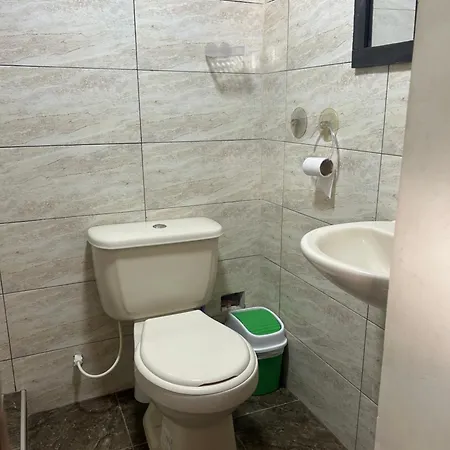 Habitación en casa particular Ecologique Serenite Avec Salle De Bain Privee Proche De L'aeroport *